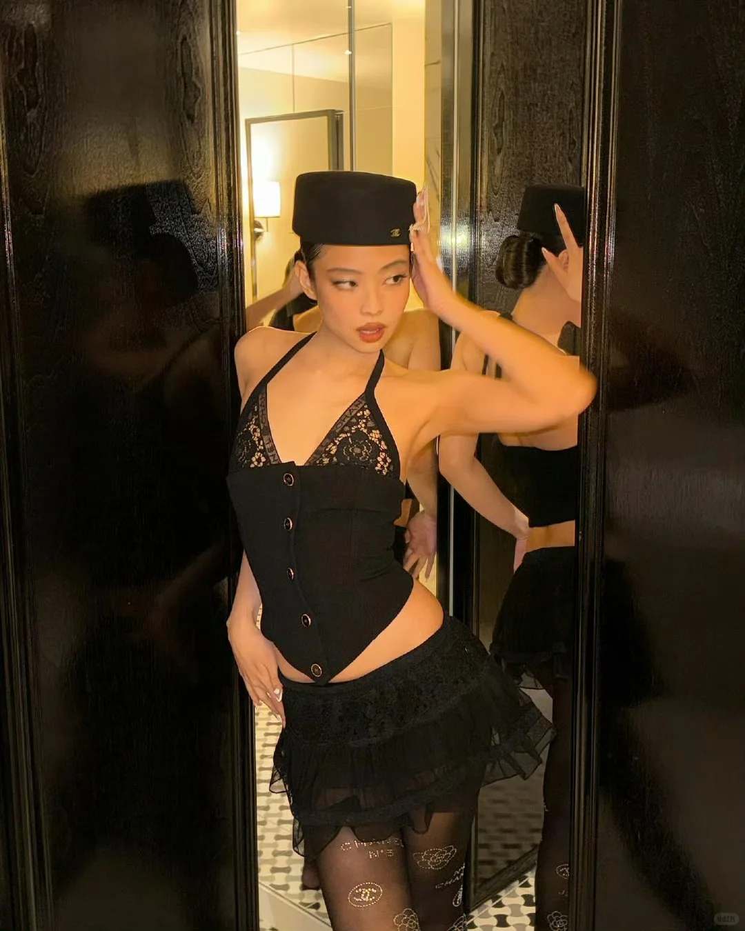 Jennie更新，万种风情的新INS