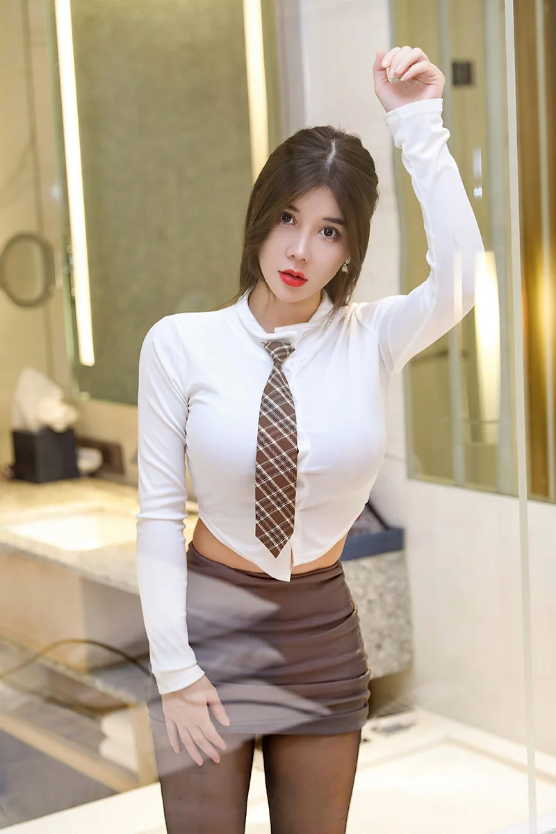 性感美女周静蓓丰腴多姿身材妖艳动人