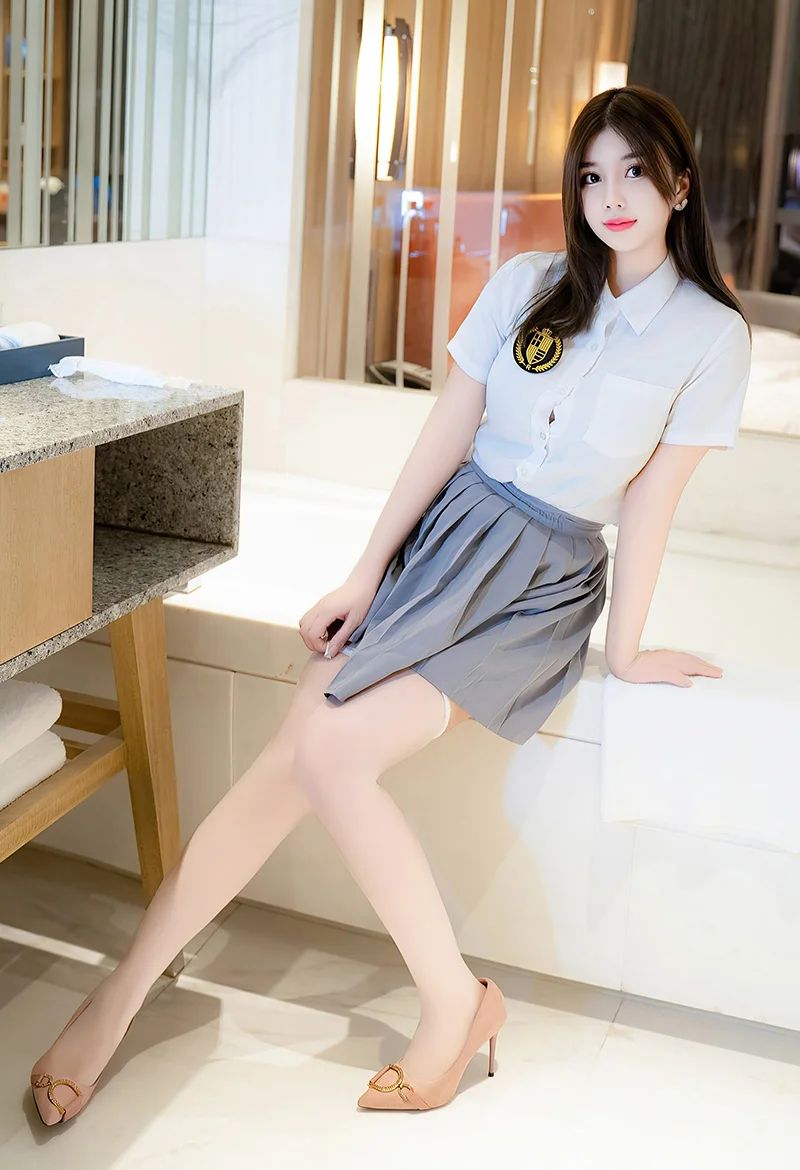 性感美女周静蓓丰腴多姿身材妖艳动人