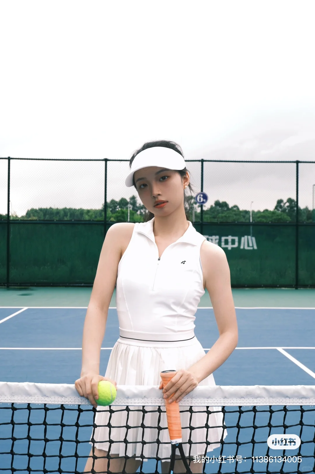 是活力满满的网球美少女