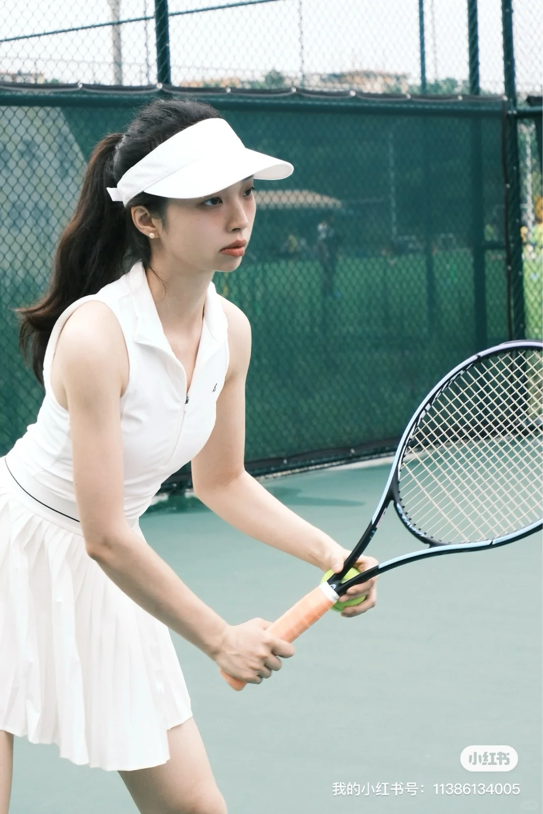 是活力满满的网球美少女