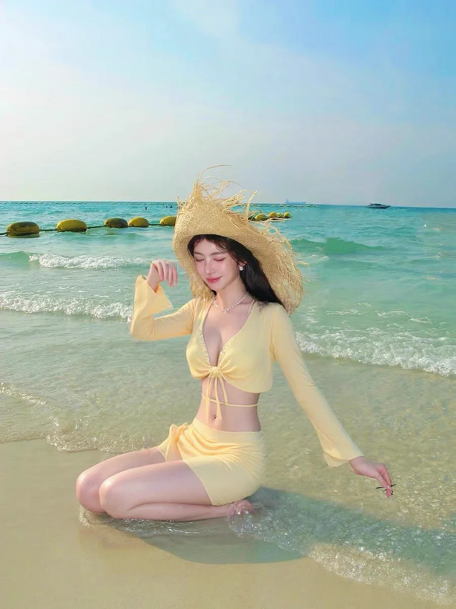 这套黄到发光的泳衣绝绝子