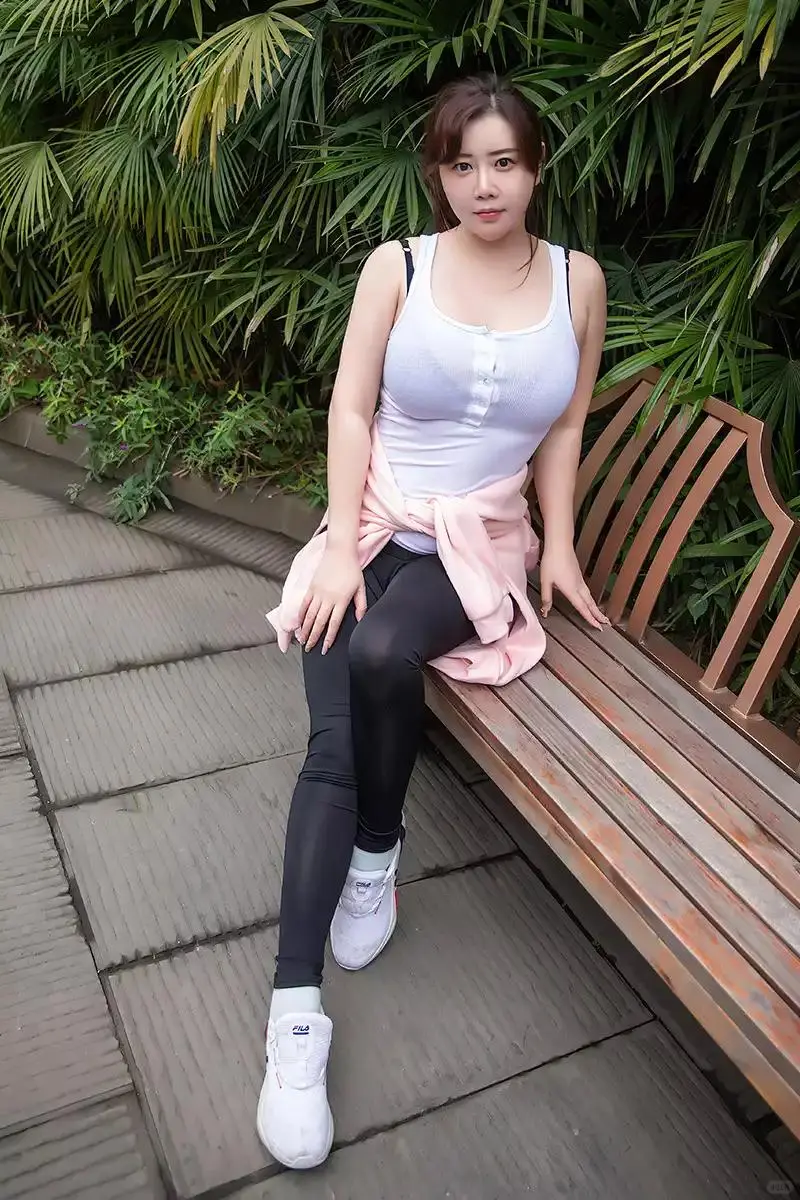 模特王婉悠娇媚丰腴惹火身段十足动人