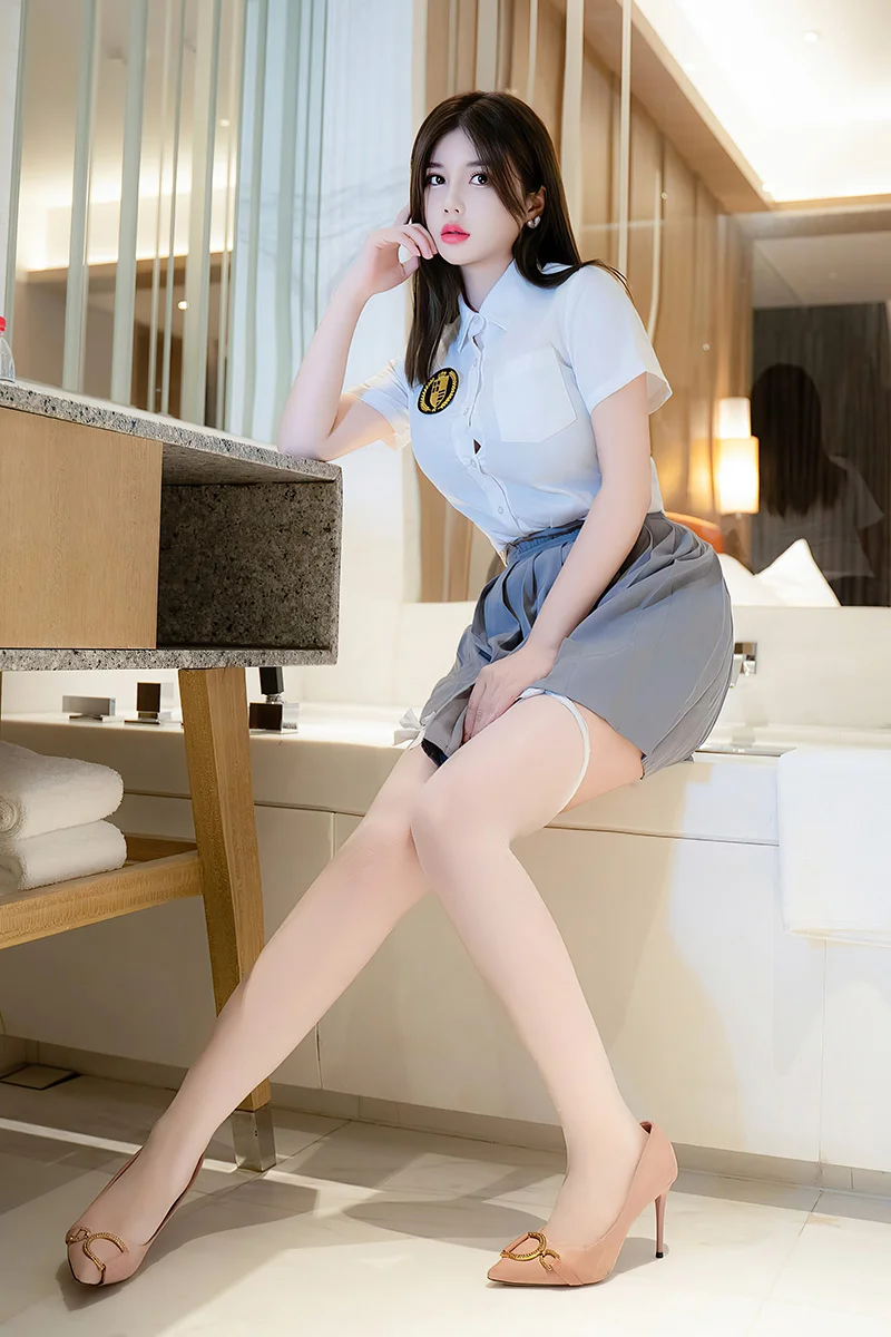 性感美女周静蓓丰腴多姿身材妖艳动人