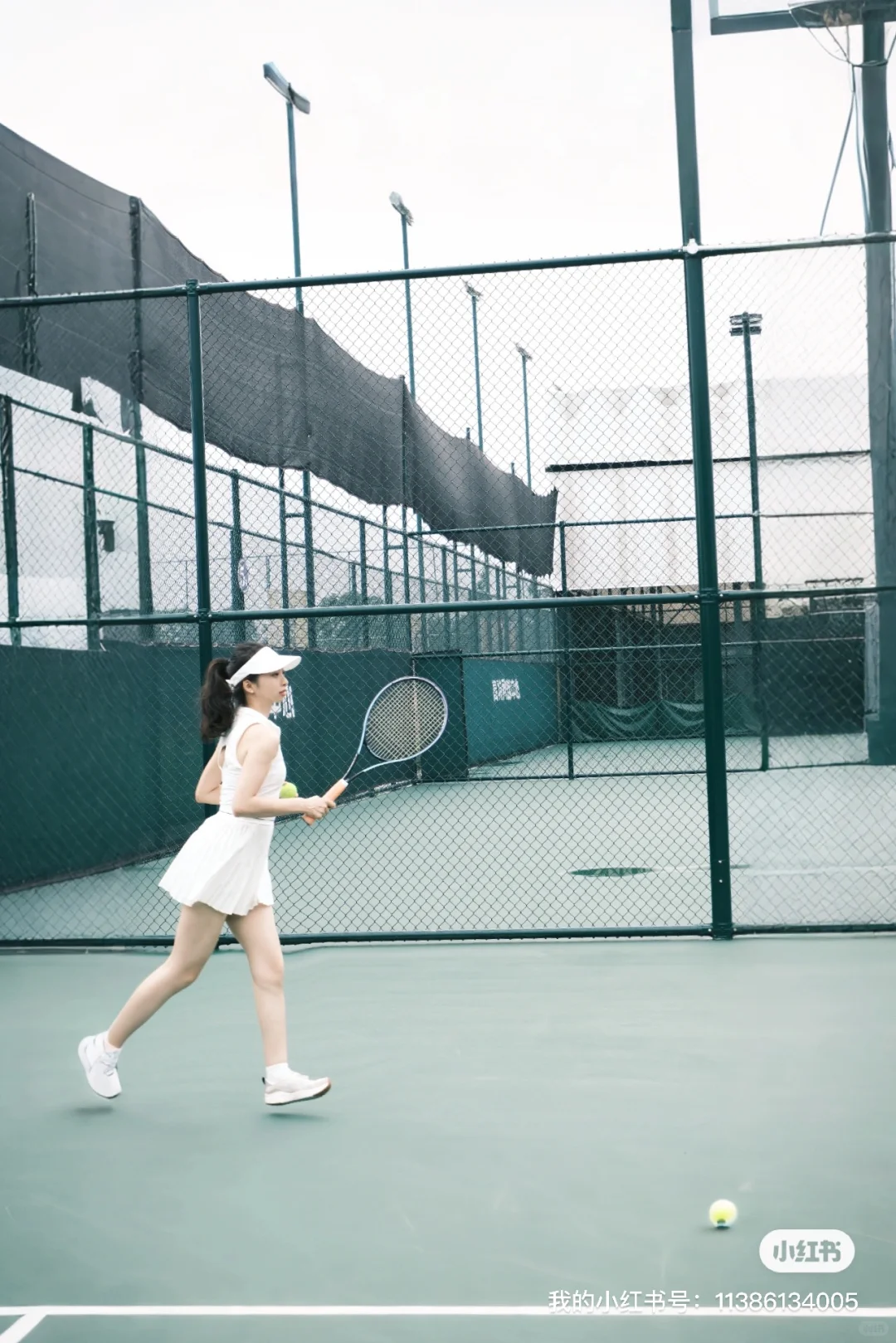 是活力满满的网球美少女
