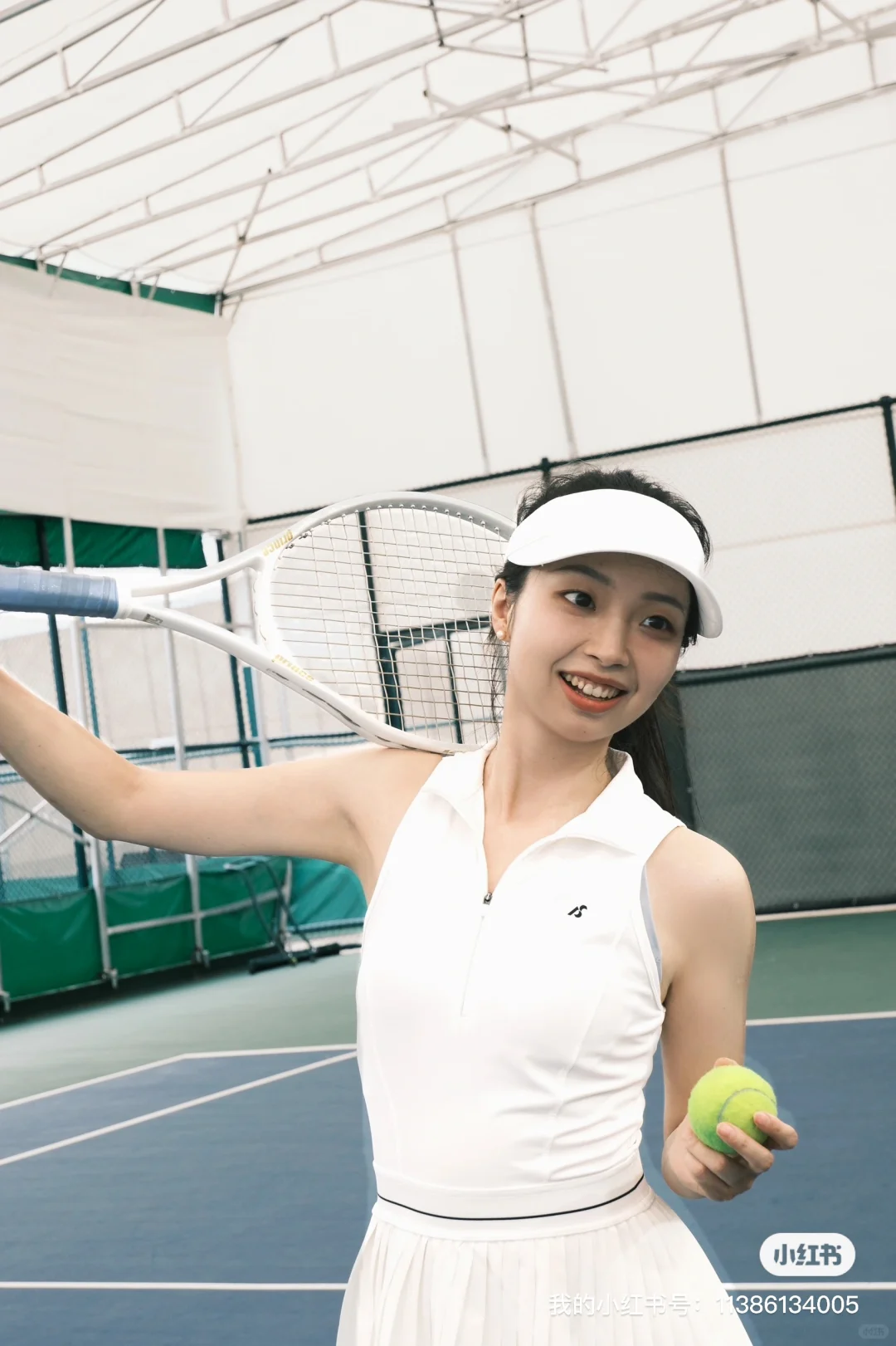 是活力满满的网球美少女