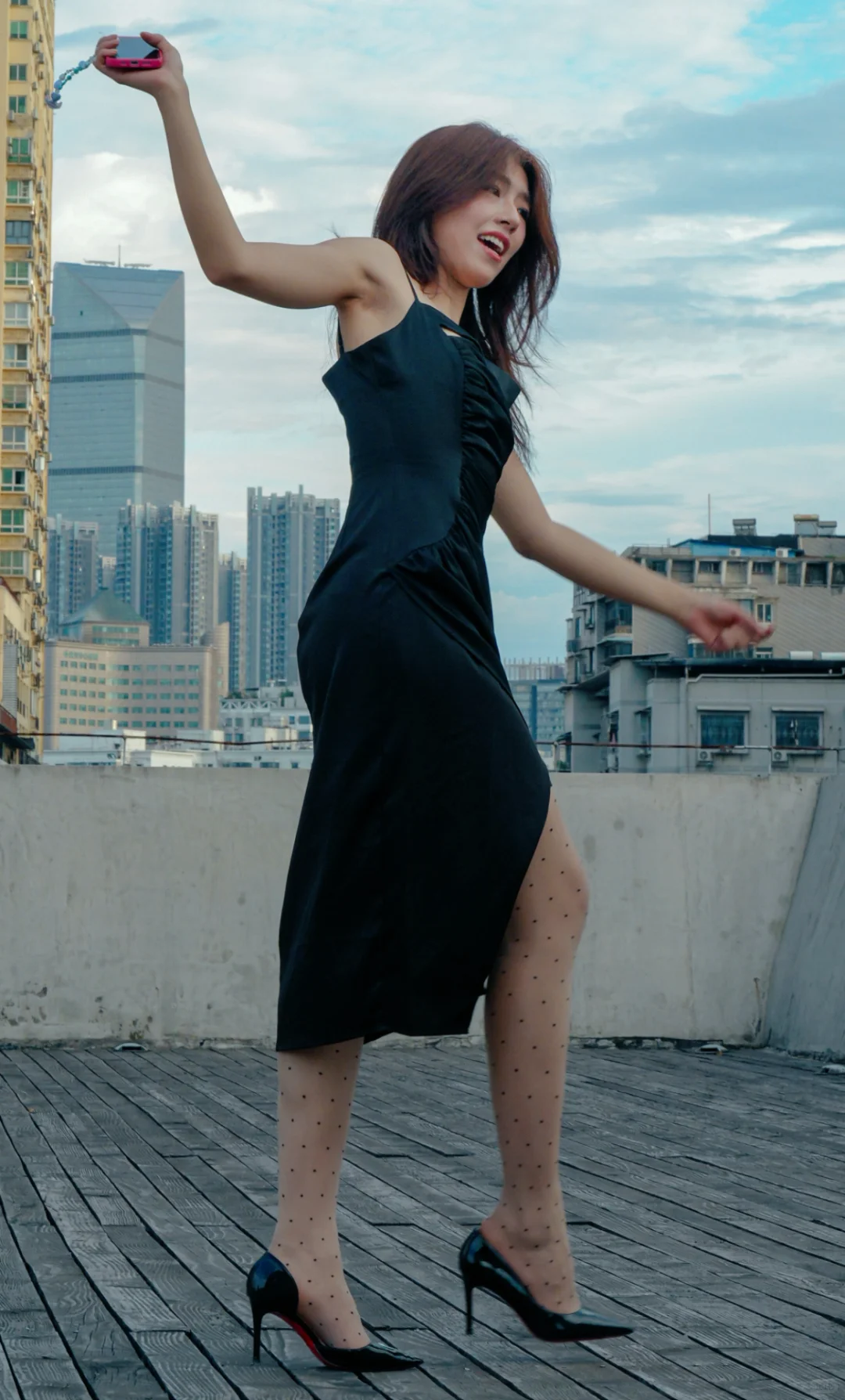 进来扶她一下👠穿高跟鞋不太熟练