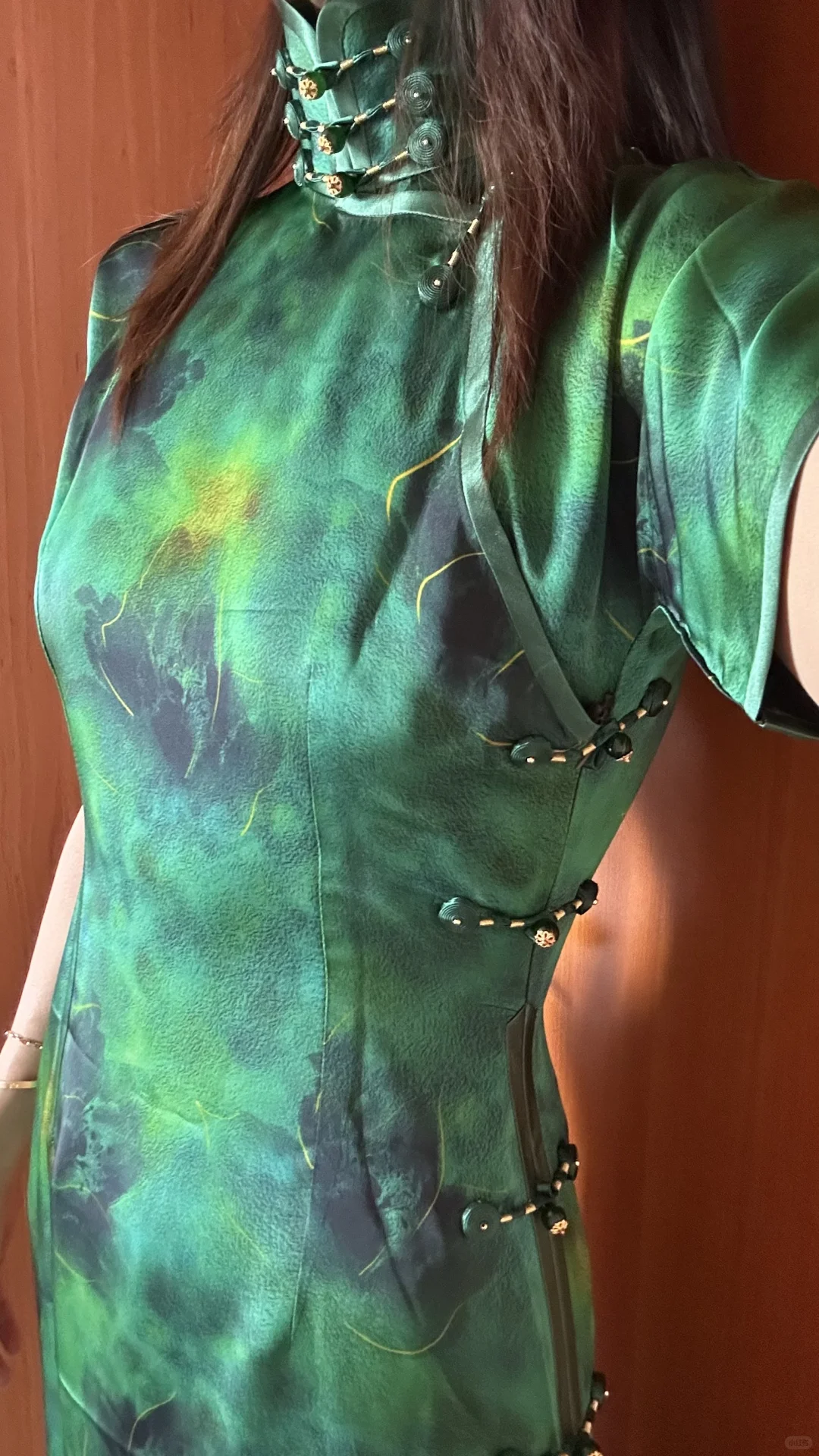 她穿旗袍超美