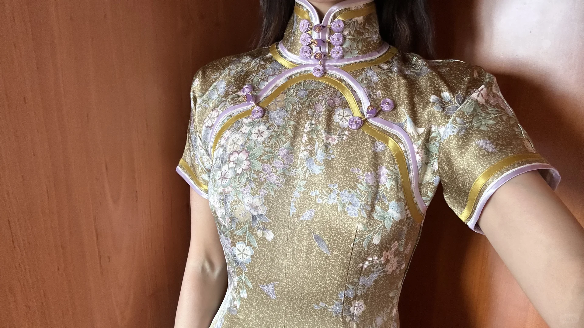她穿旗袍超美