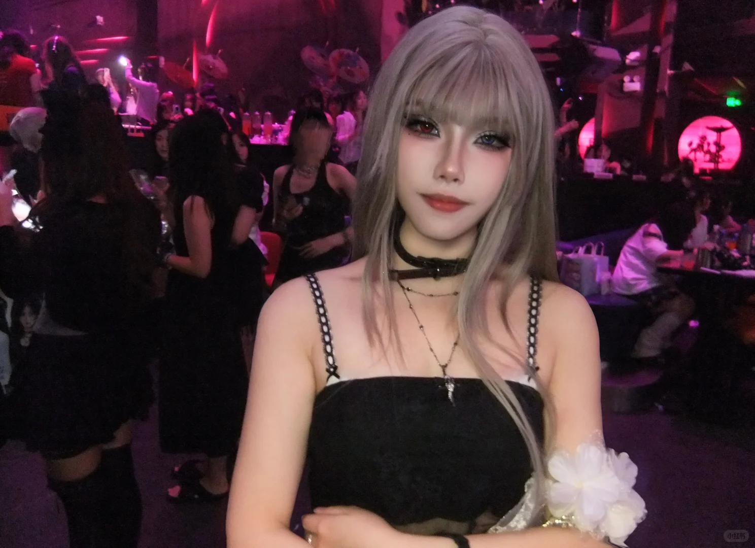 敢对别人摇尾巴就掐死你