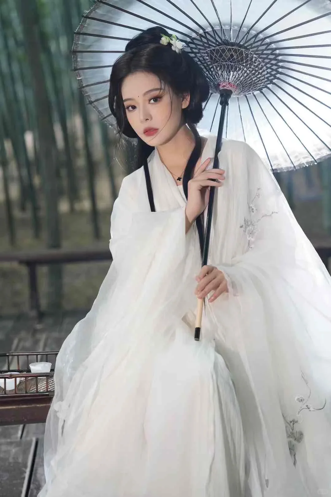 我见青山多妩媚，料青山见我应如似