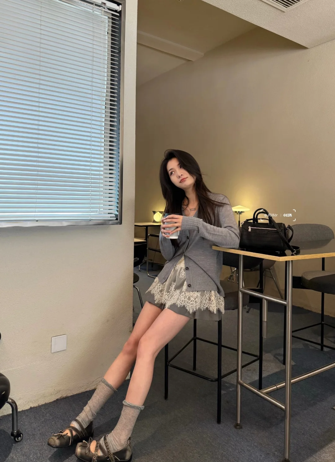 她有一种超脱于时代的美感～～