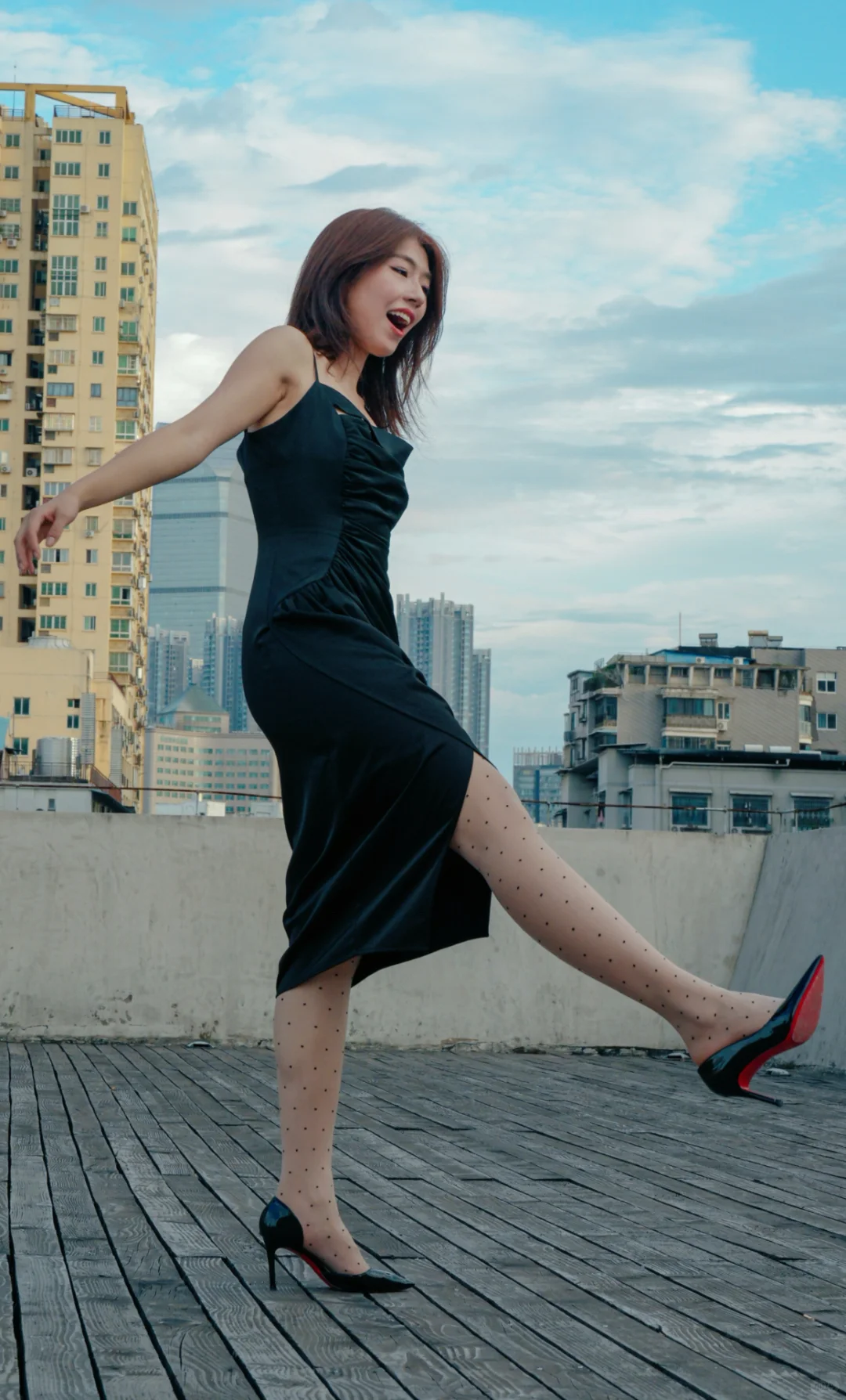 进来扶她一下👠穿高跟鞋不太熟练