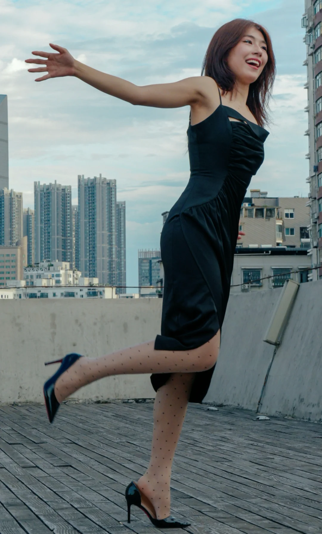 进来扶她一下👠穿高跟鞋不太熟练