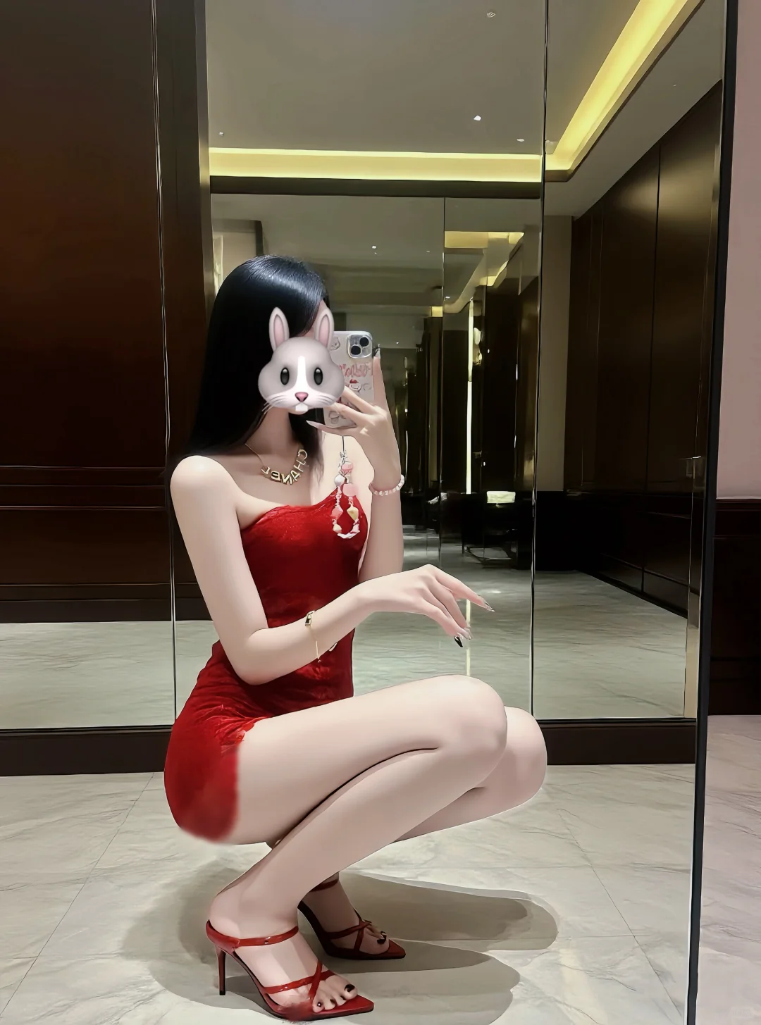 比巴掌先来的是她身上的香气