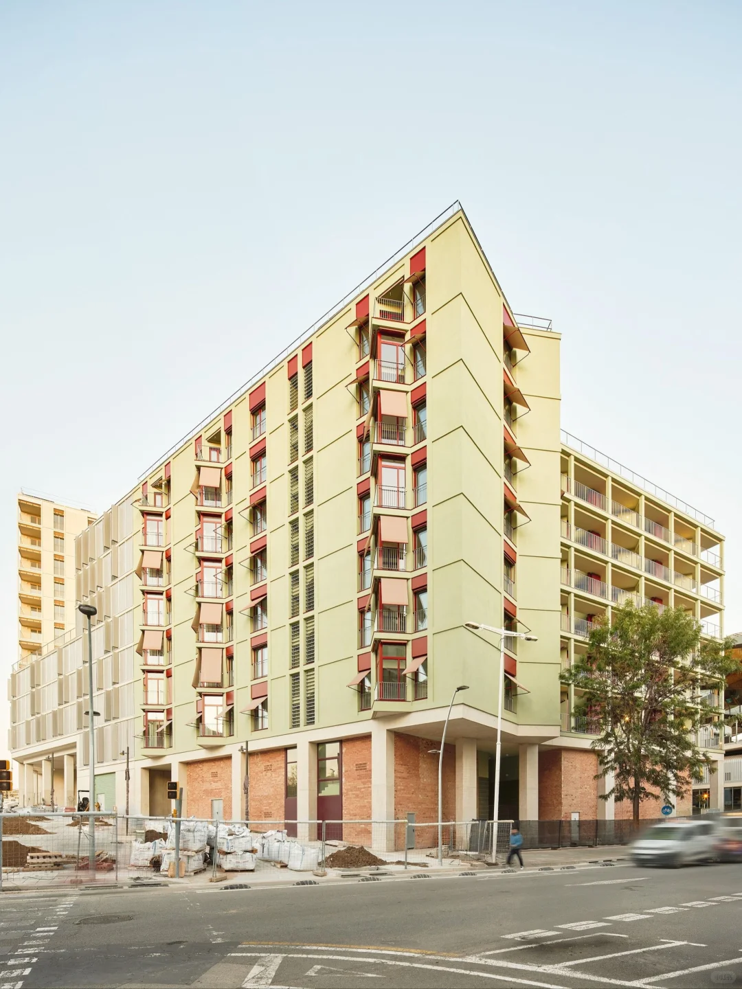 【西班牙】开放走廊&菱形户型的社会住宅