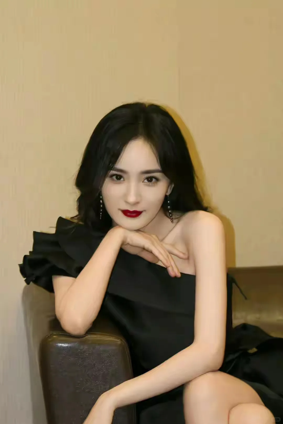 杨幂单肩裙性感迷人