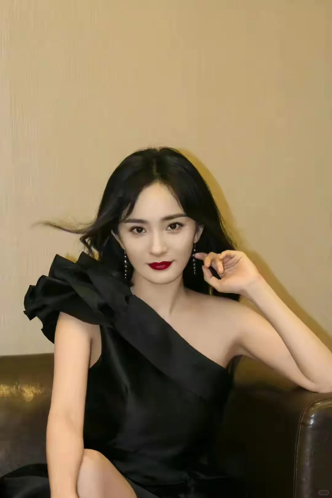 杨幂单肩裙性感迷人