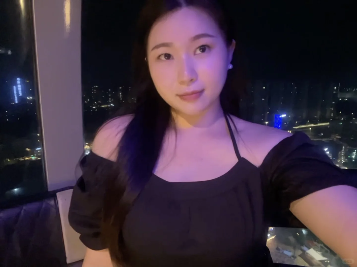不笑又严肃、一笑脸又大🖤