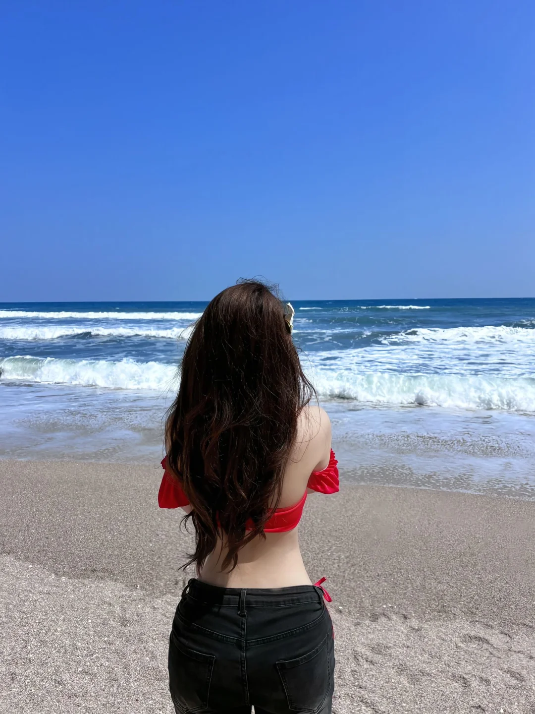 红色在海边也太有氛围感了啦