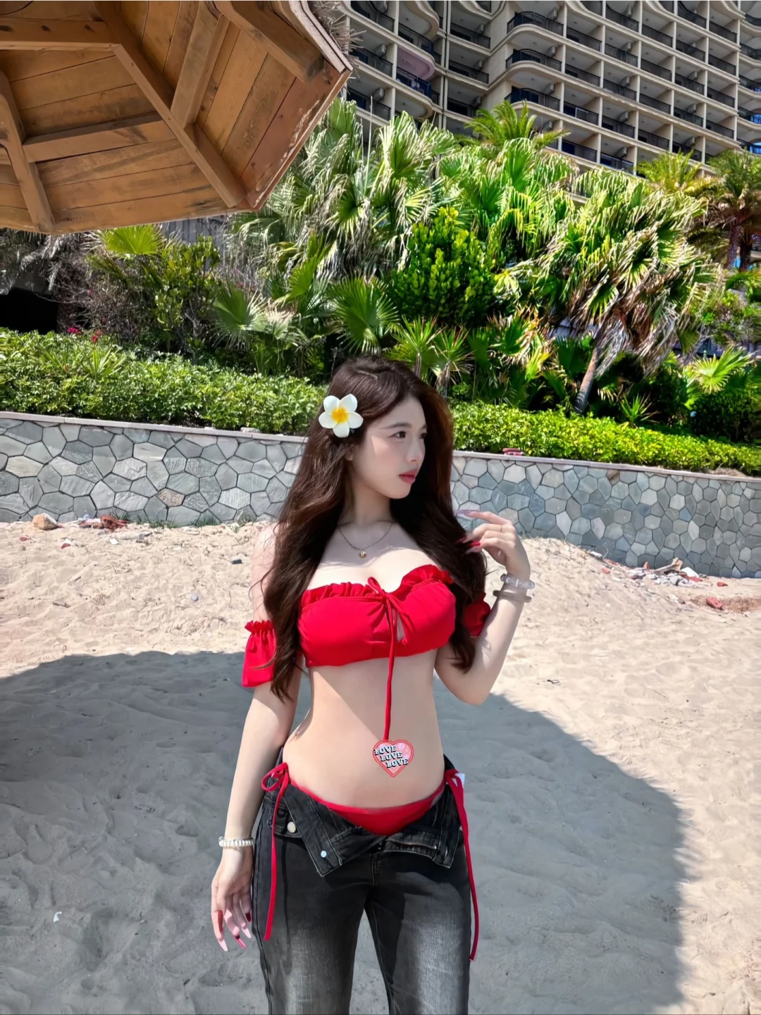 红色在海边也太有氛围感了啦