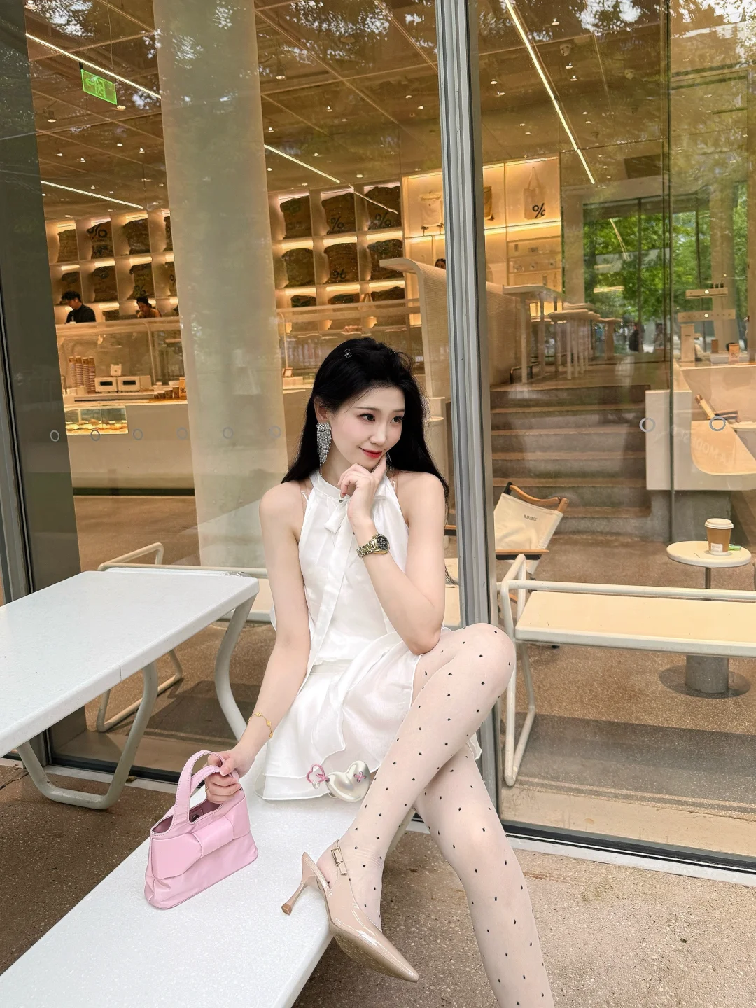 今天是白丝波点姐姐