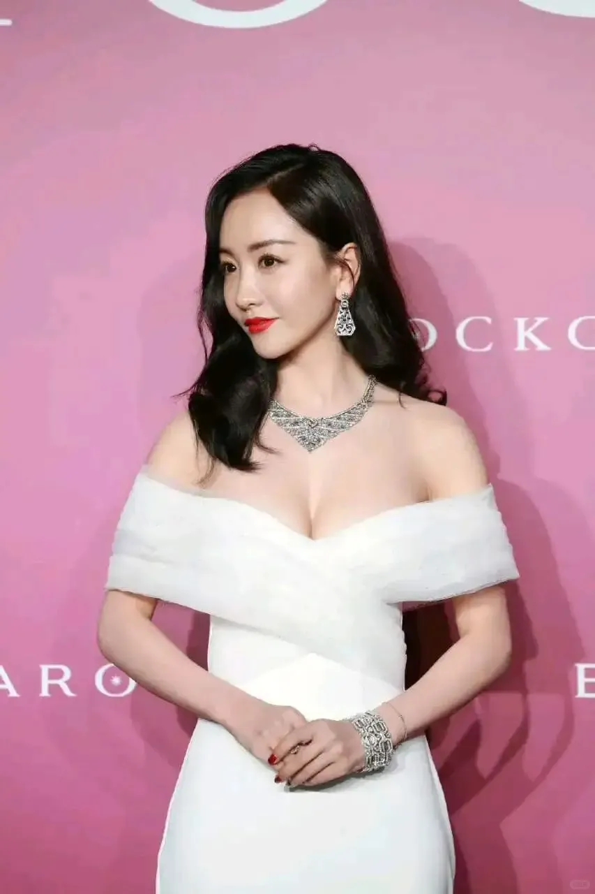 杨容活动生图，深V抹胸妆造好惊艳！