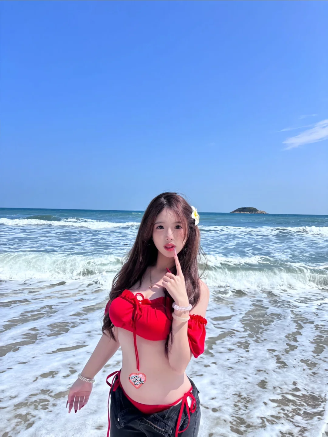 红色在海边也太有氛围感了啦