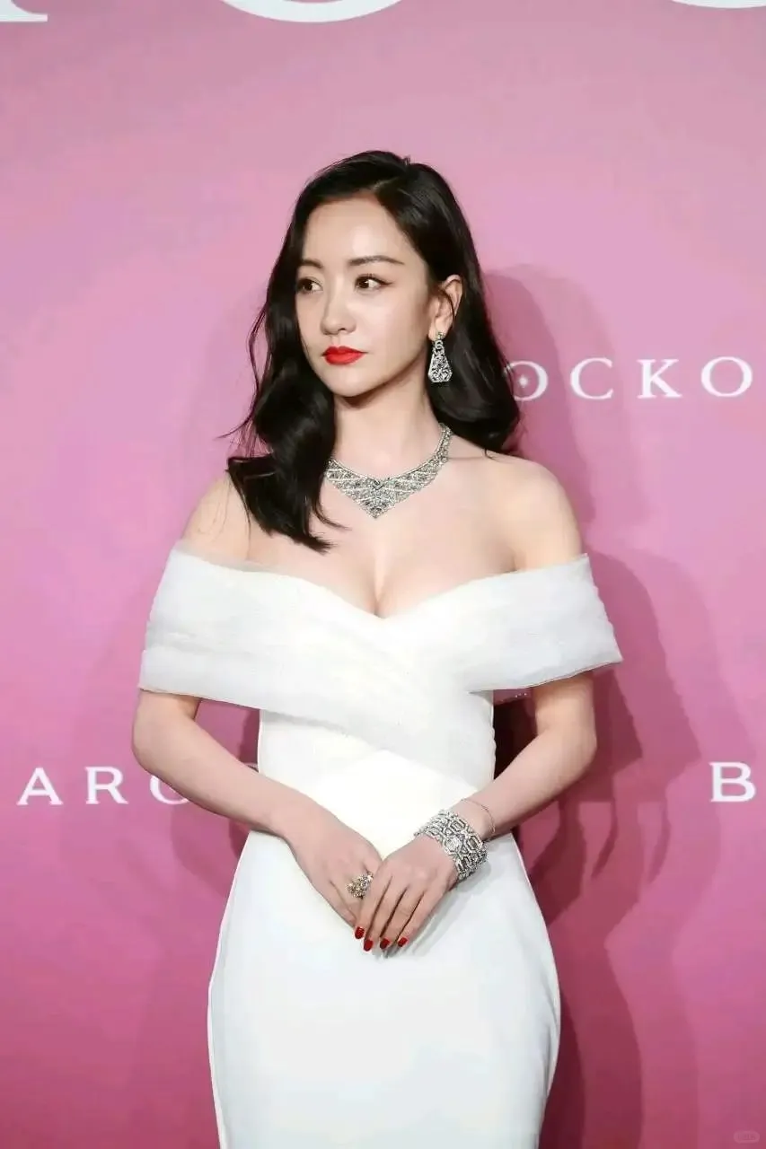 杨容活动生图，深V抹胸妆造好惊艳！