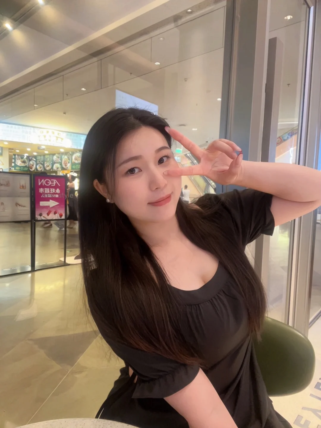 不笑又严肃、一笑脸又大🖤