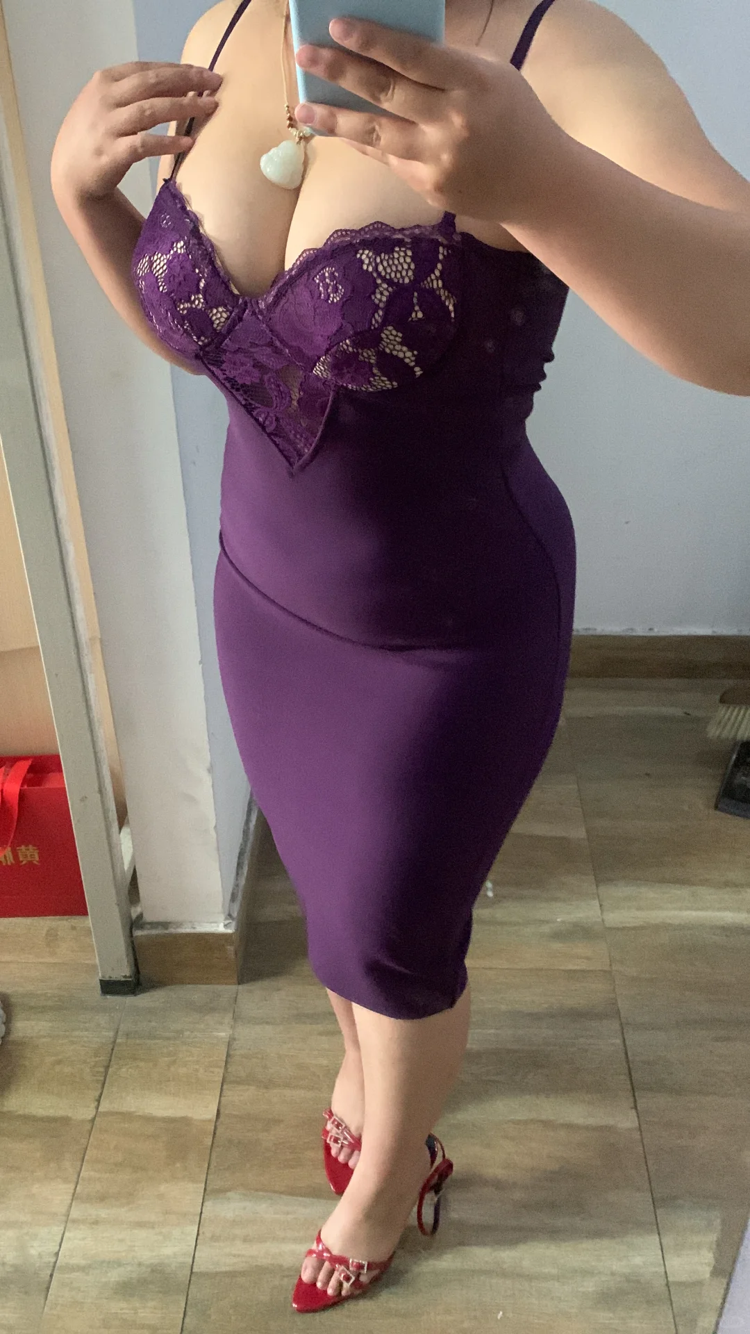 这衣服应该搭个什么鞋？
