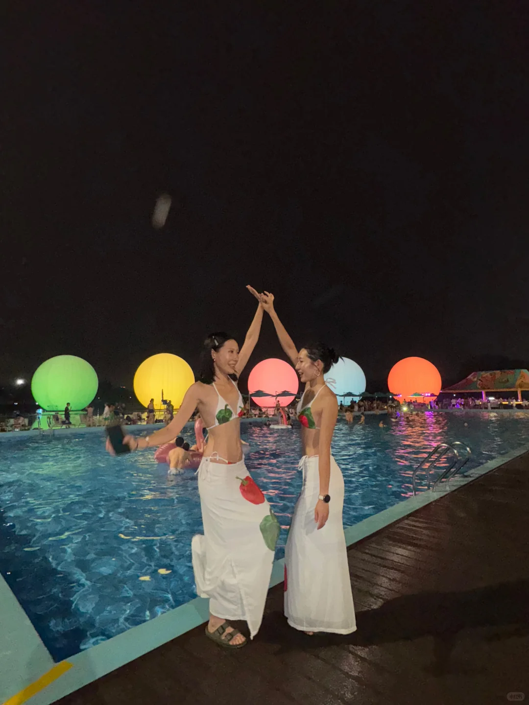 不约而同穿了同款比基尼👙