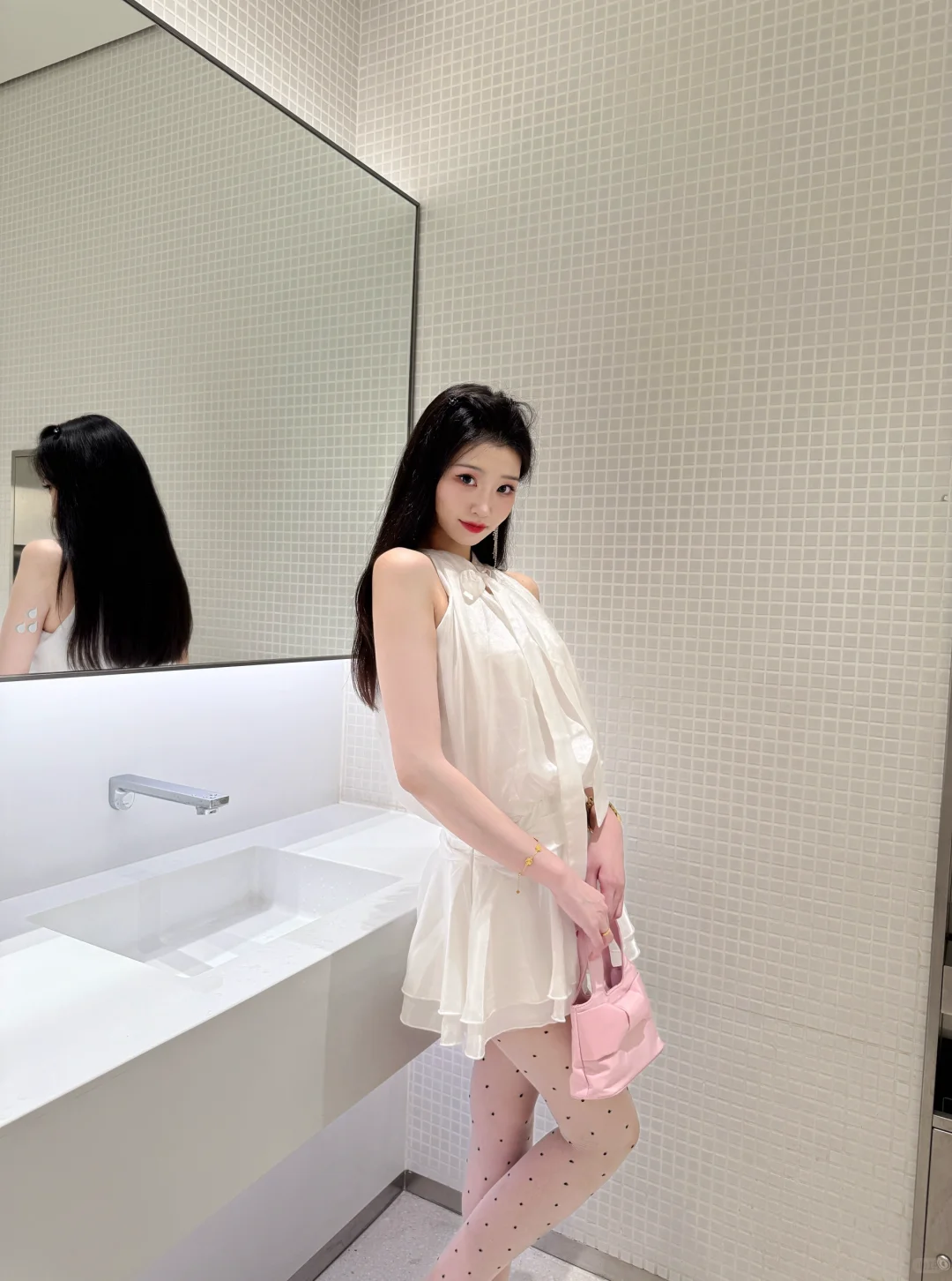 今天是白丝波点姐姐