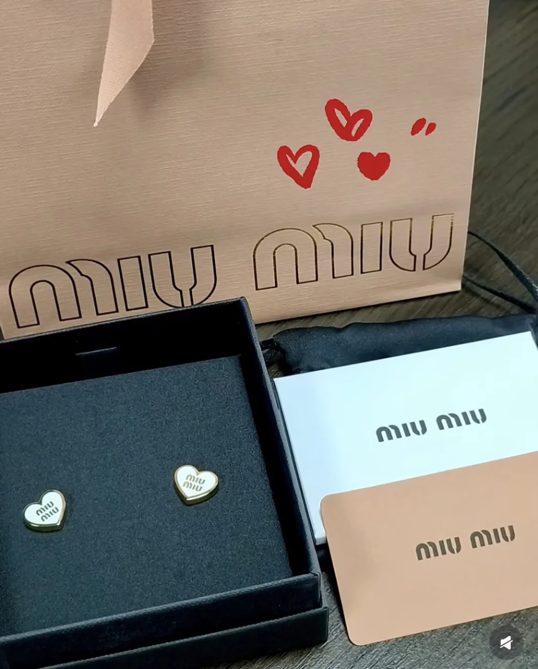 求求求求购这个miumiu耳钉