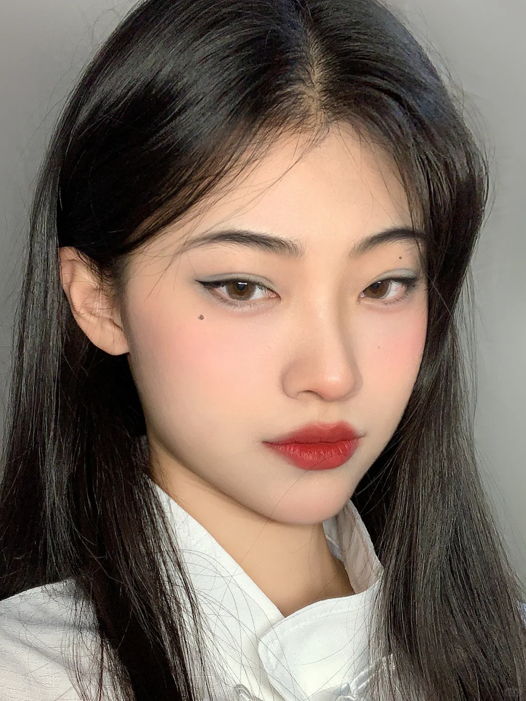 上挑眼总有一丝丝媚在里面
