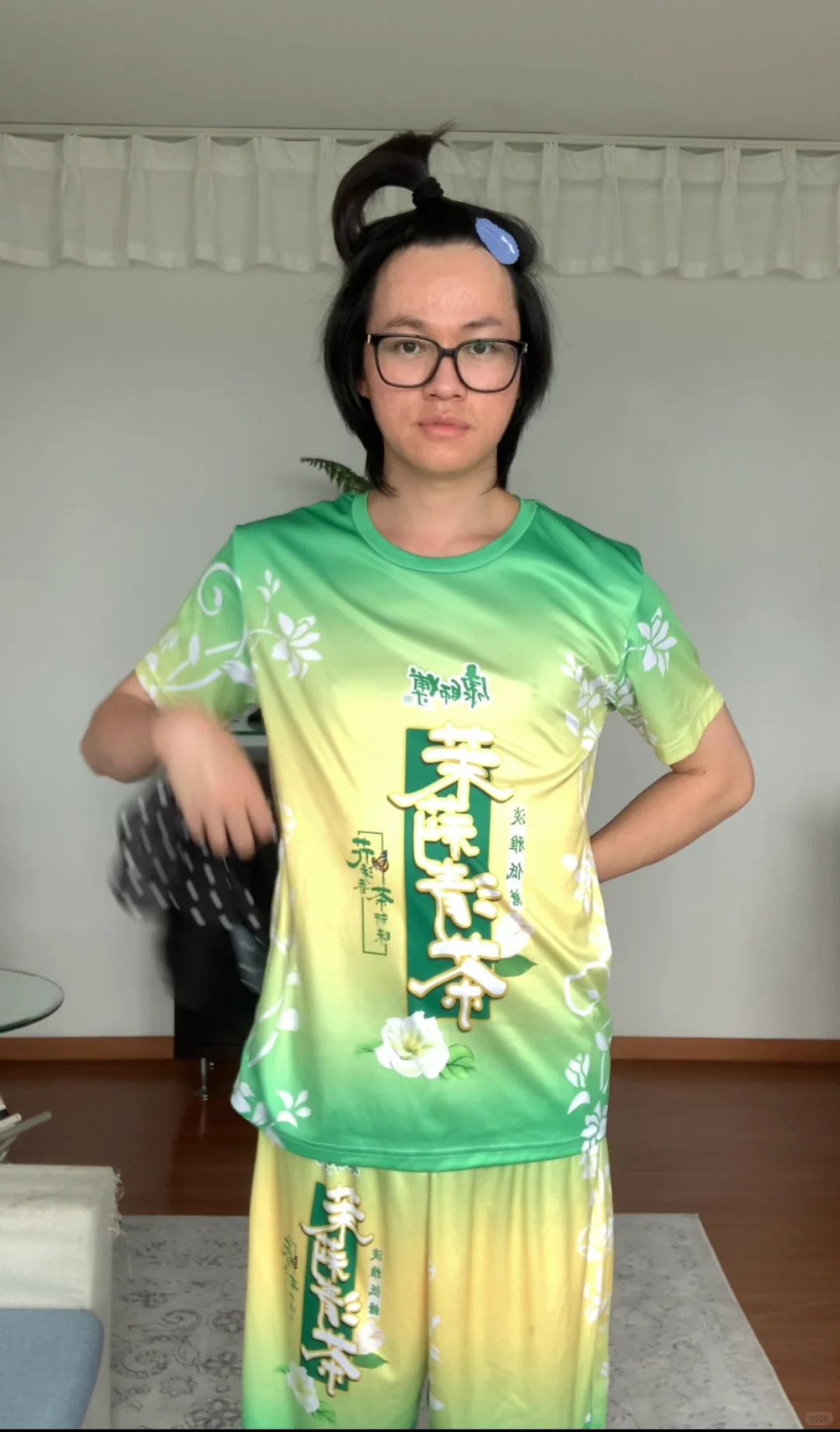 男生略显妖艳的妆容，左滑看我素颜！