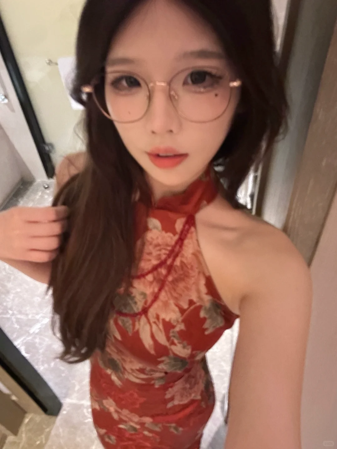 听我的 气质这块选红色旗袍