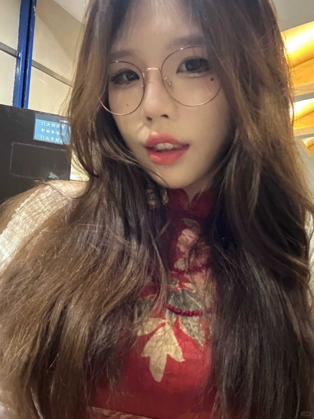听我的 气质这块选红色旗袍