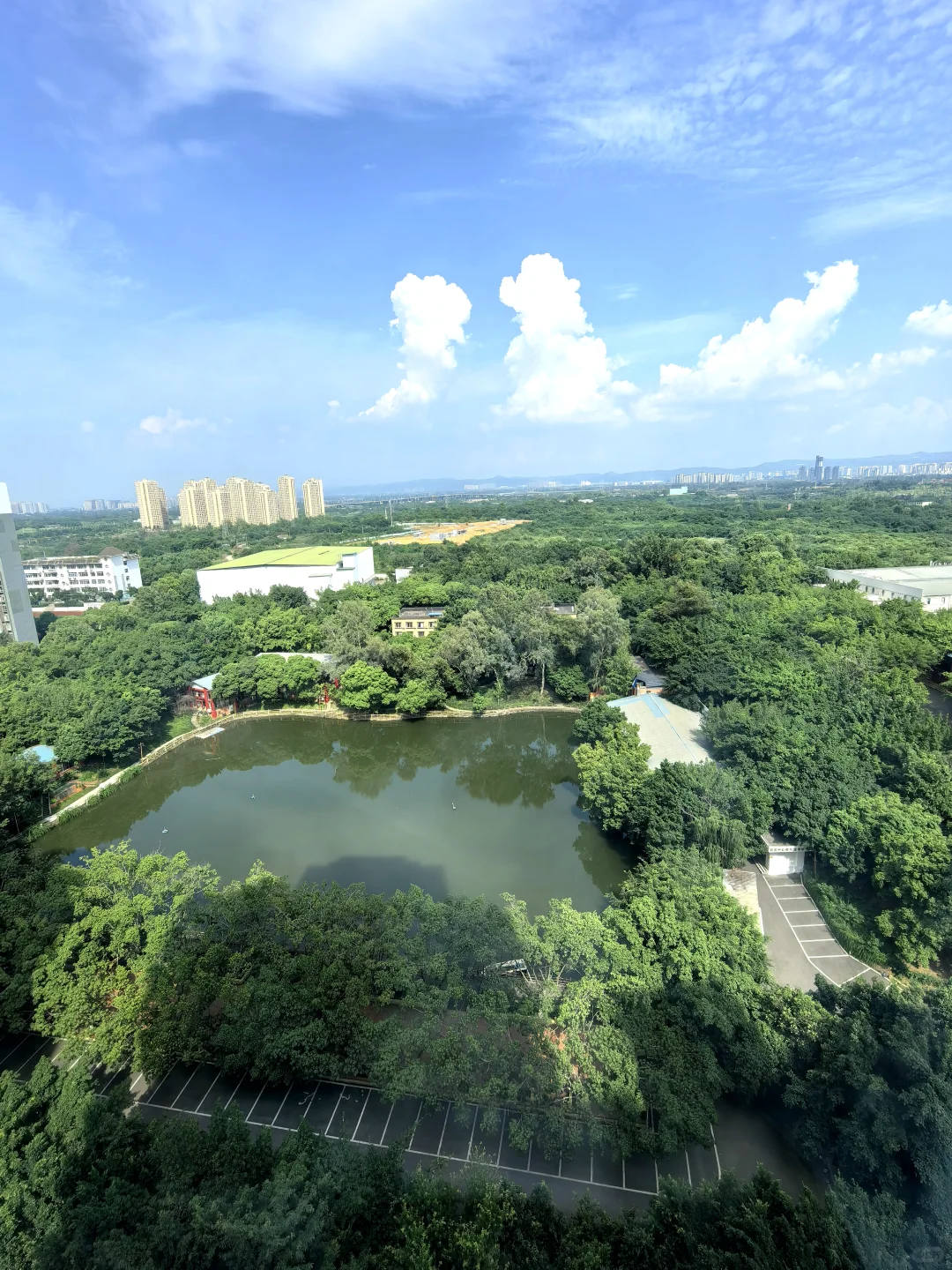 “卧底”看房，地铁口次新房看公园