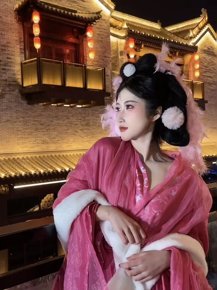 粉红色的妲己妆造真的很妖艳
