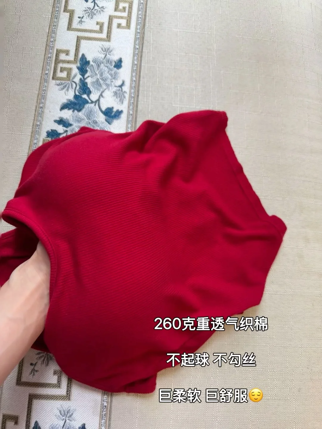 高铁站的独领风骚‼️泰裤辣复古红挂脖吊带！