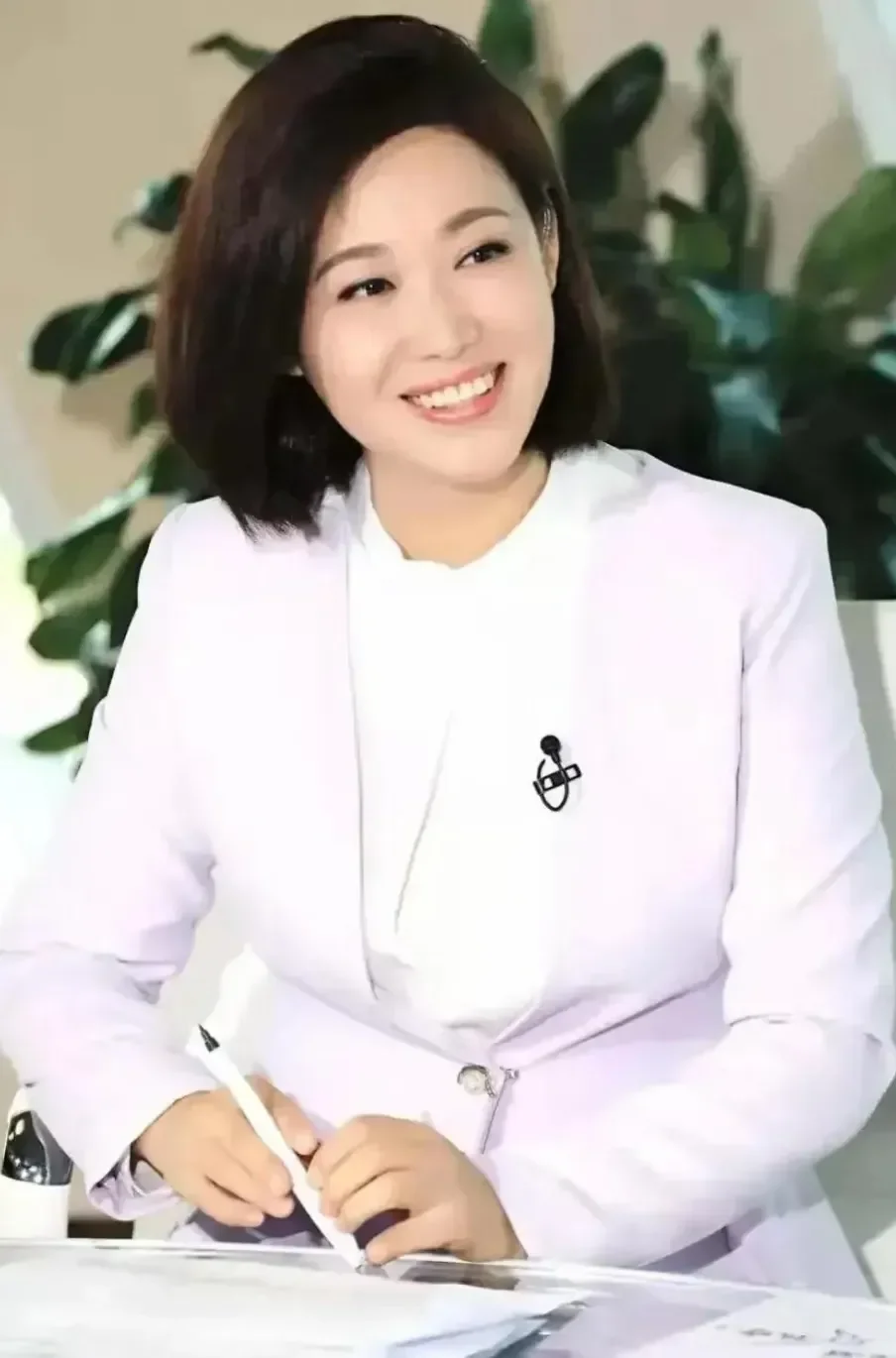 郑丽丰腴有韵，优雅大方，笑容迷人