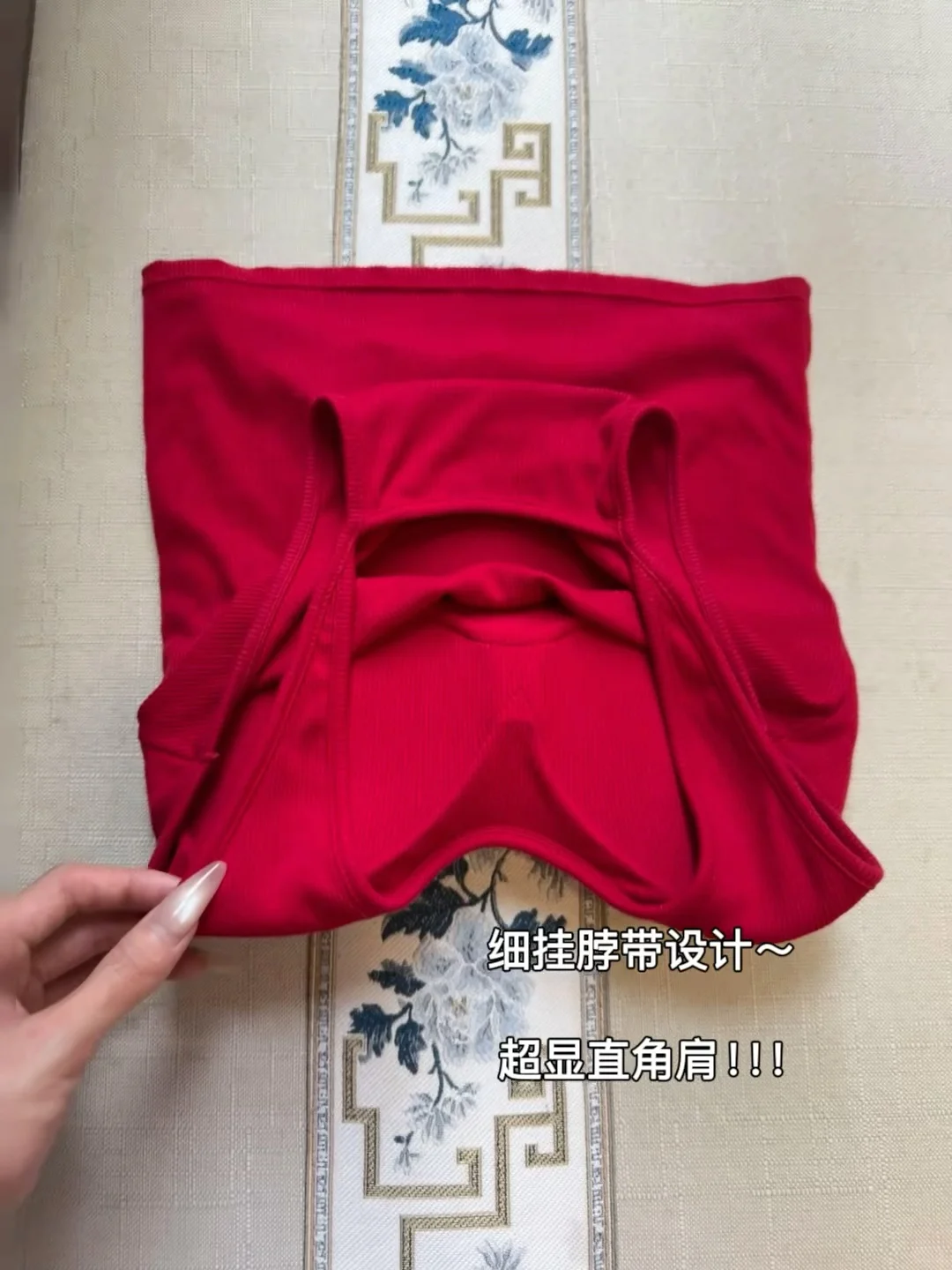 高铁站的独领风骚‼️泰裤辣复古红挂脖吊带！