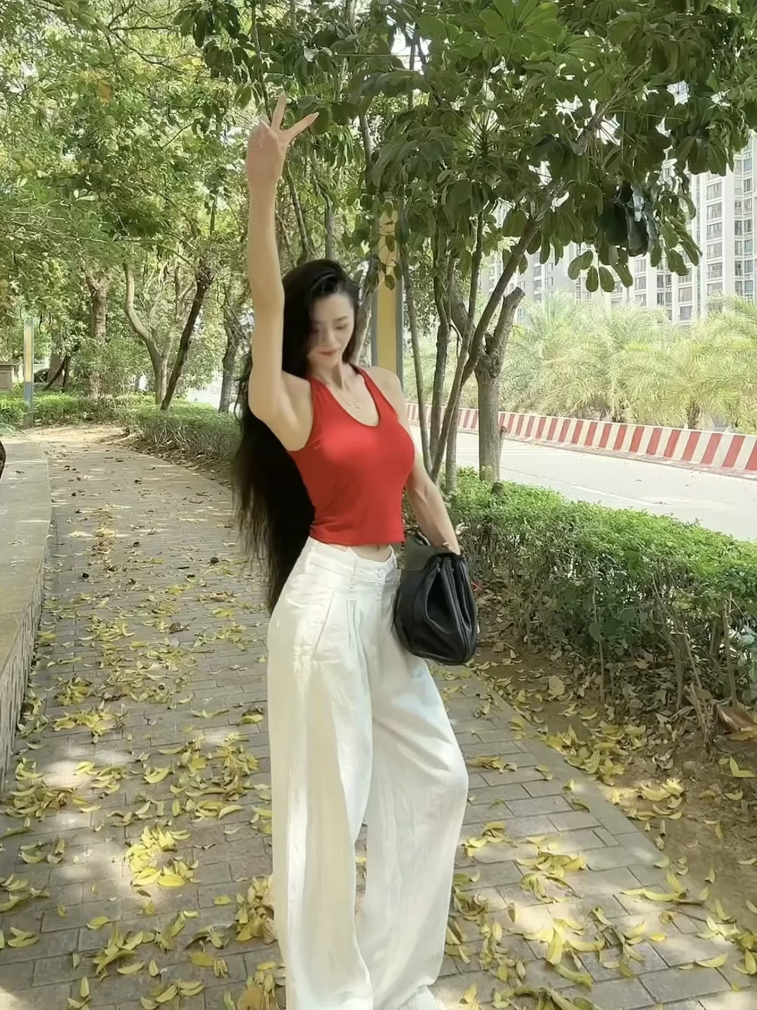 高铁站的独领风骚‼️泰裤辣复古红挂脖吊带！