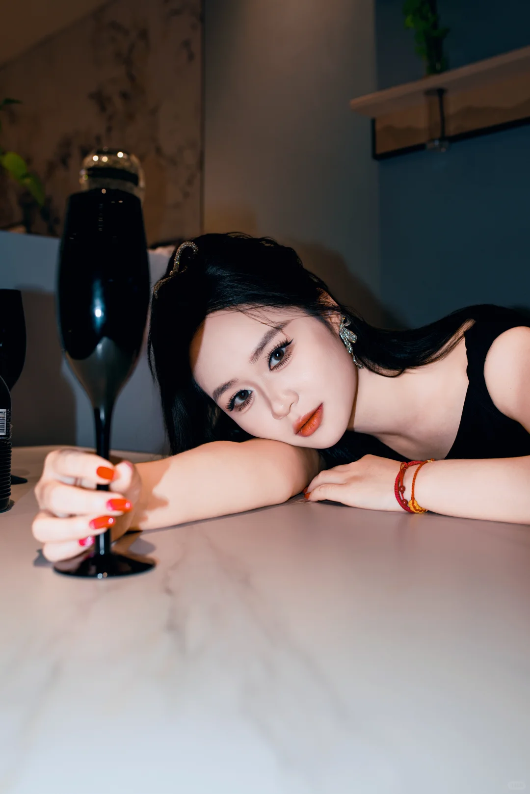 她在说今晚很精彩～🍷