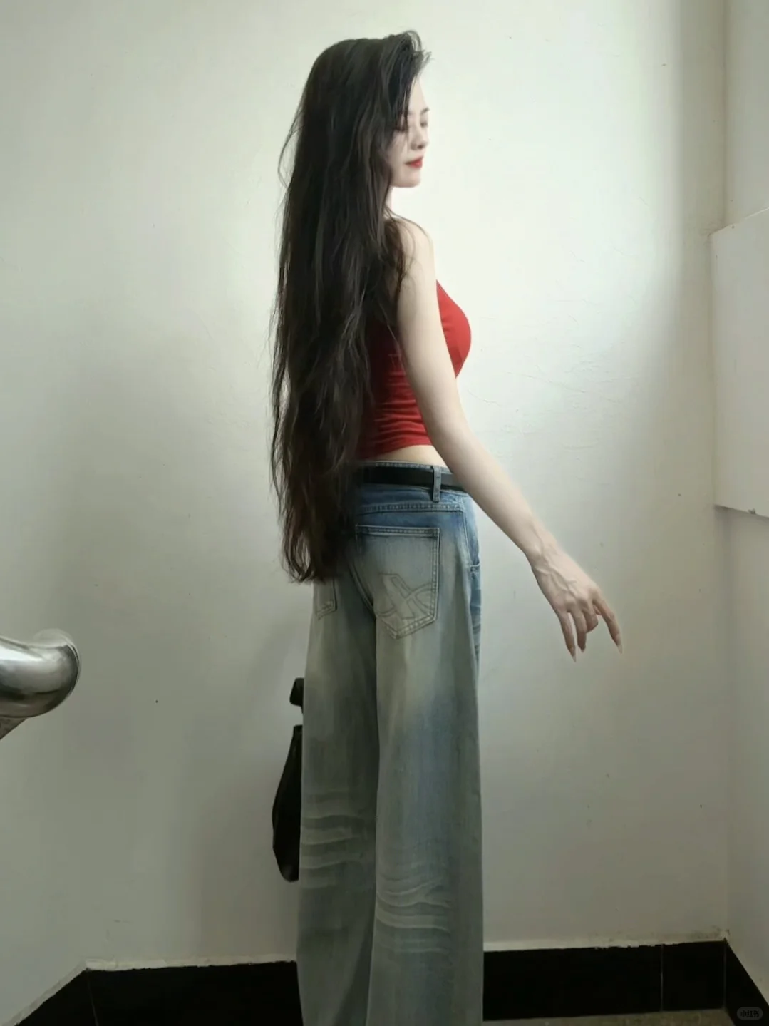 高铁站的独领风骚‼️泰裤辣复古红挂脖吊带！