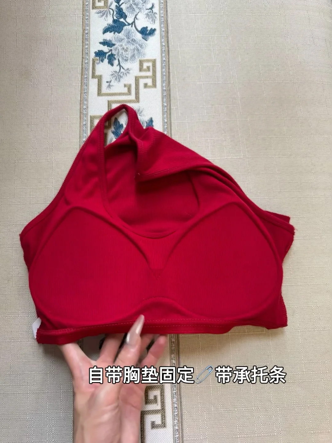 高铁站的独领风骚‼️泰裤辣复古红挂脖吊带！