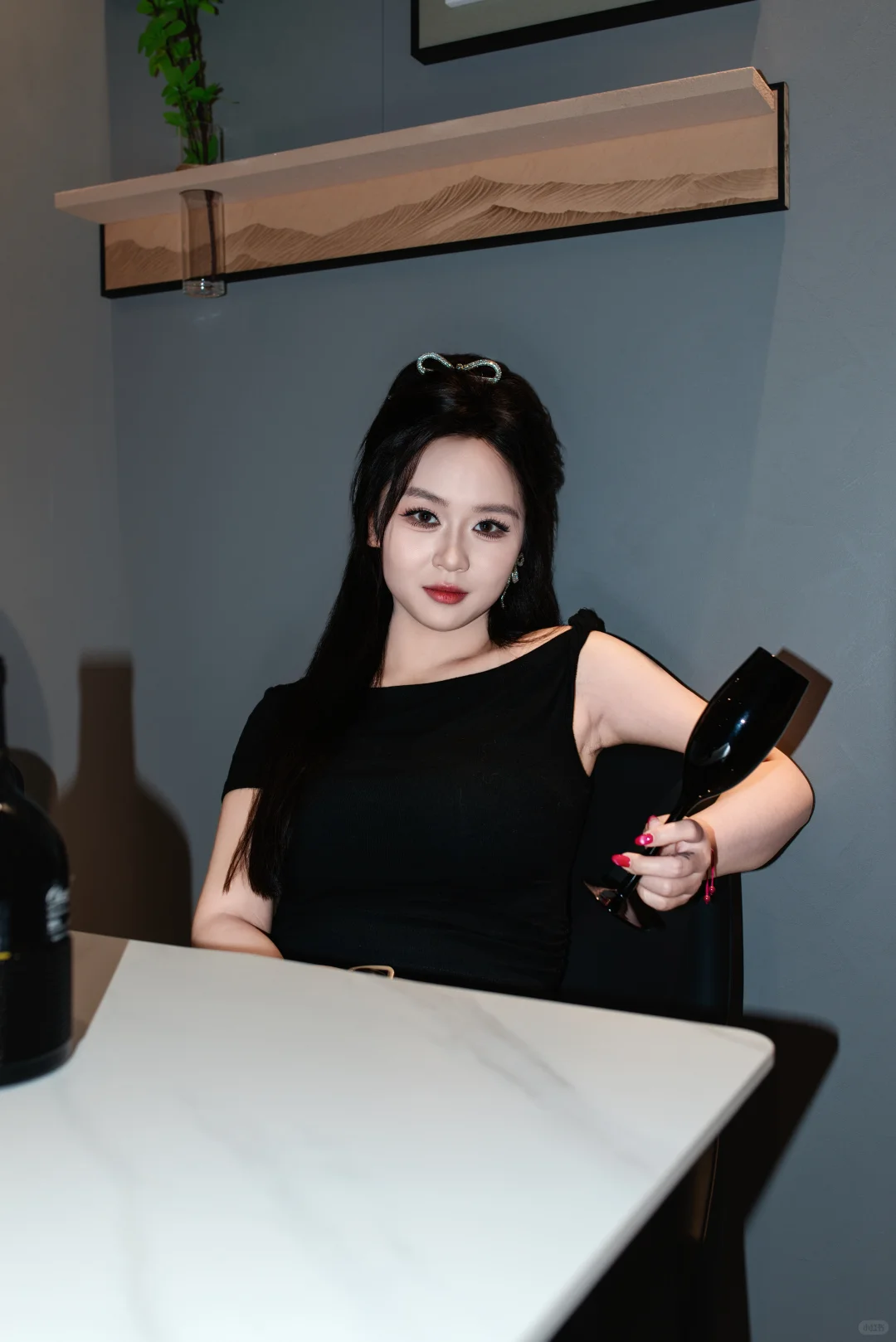 她在说今晚很精彩～🍷