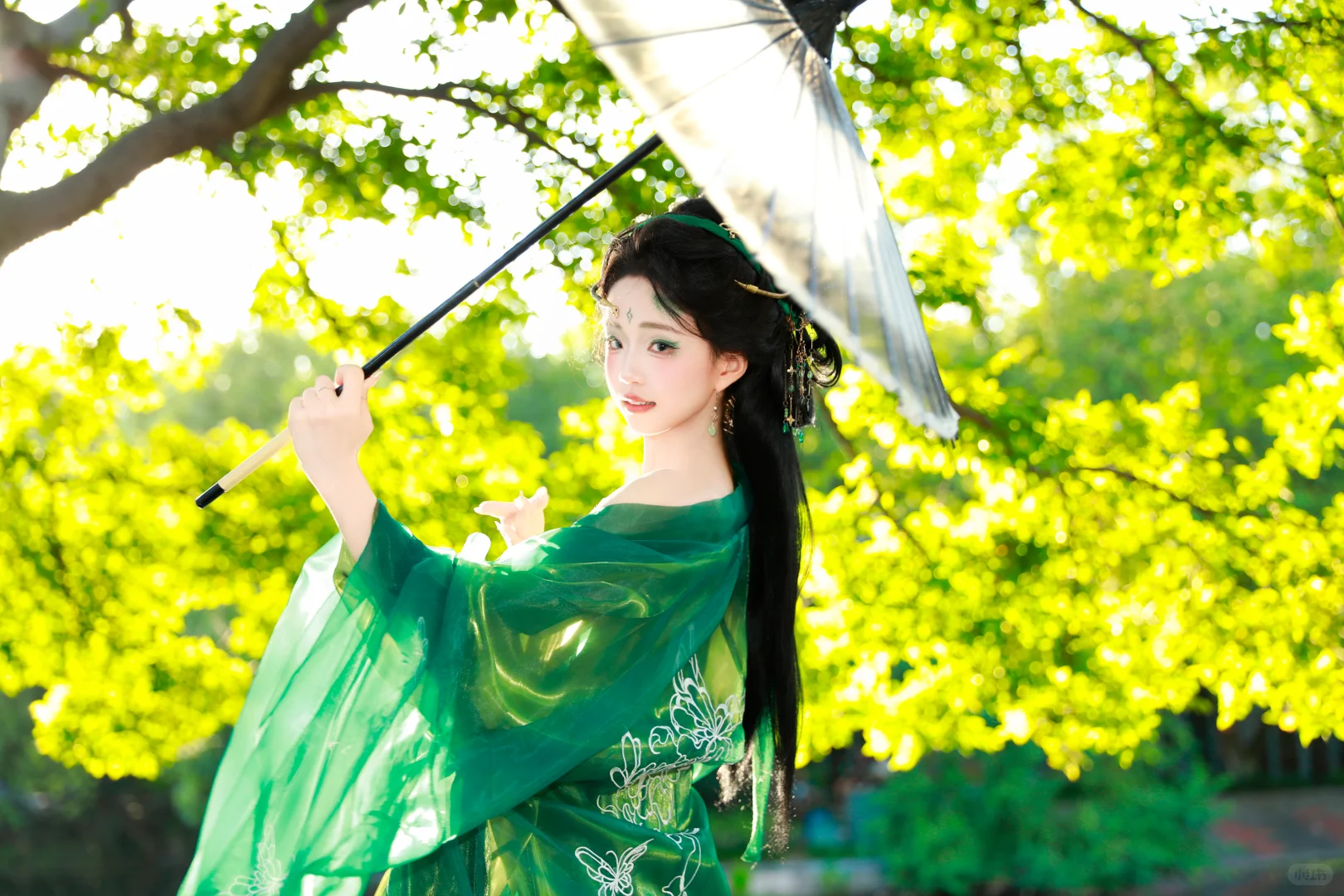 这一袭绿 妖艳又明媚🐍