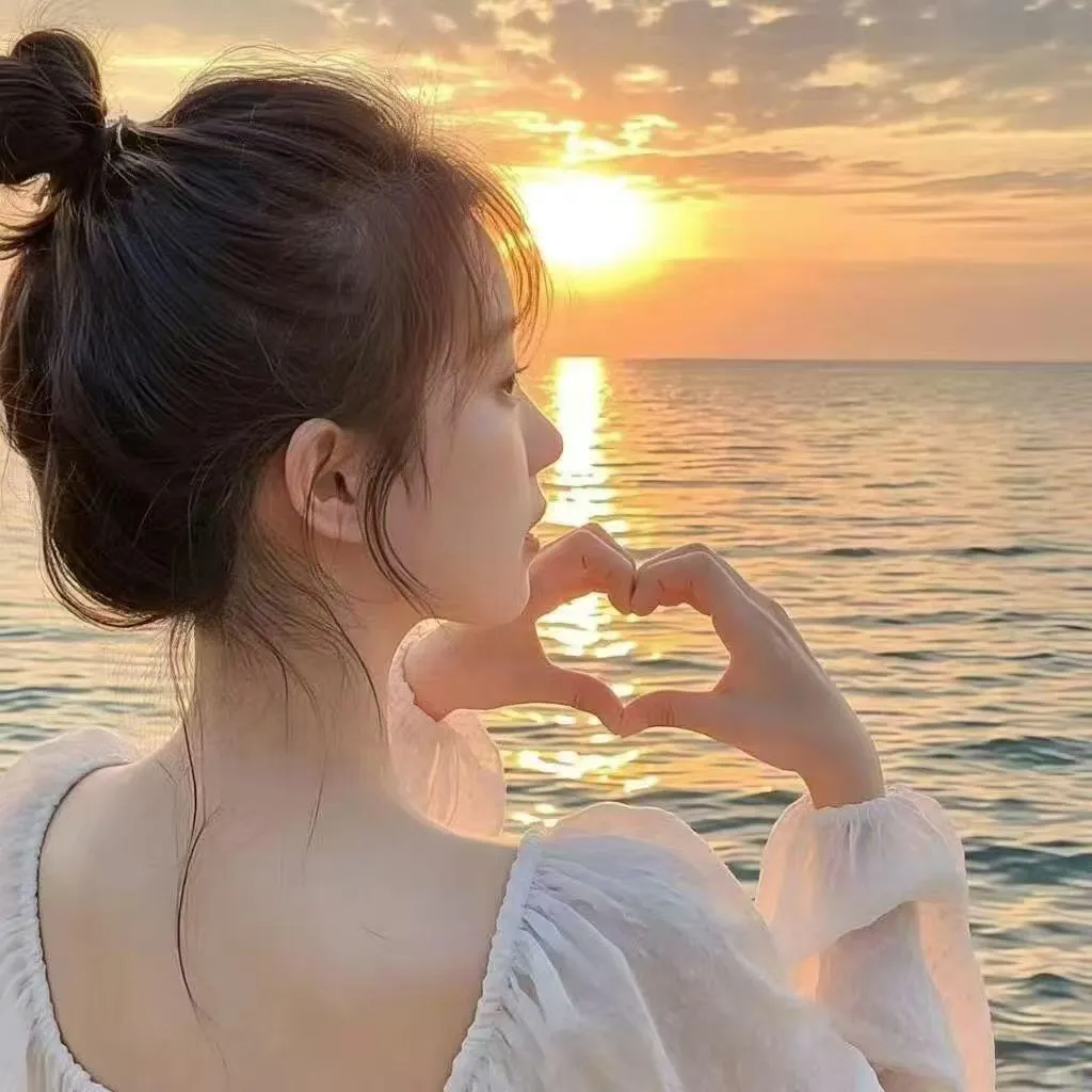 晚霞背影女头❤️余生请多海风和晚霞🌅